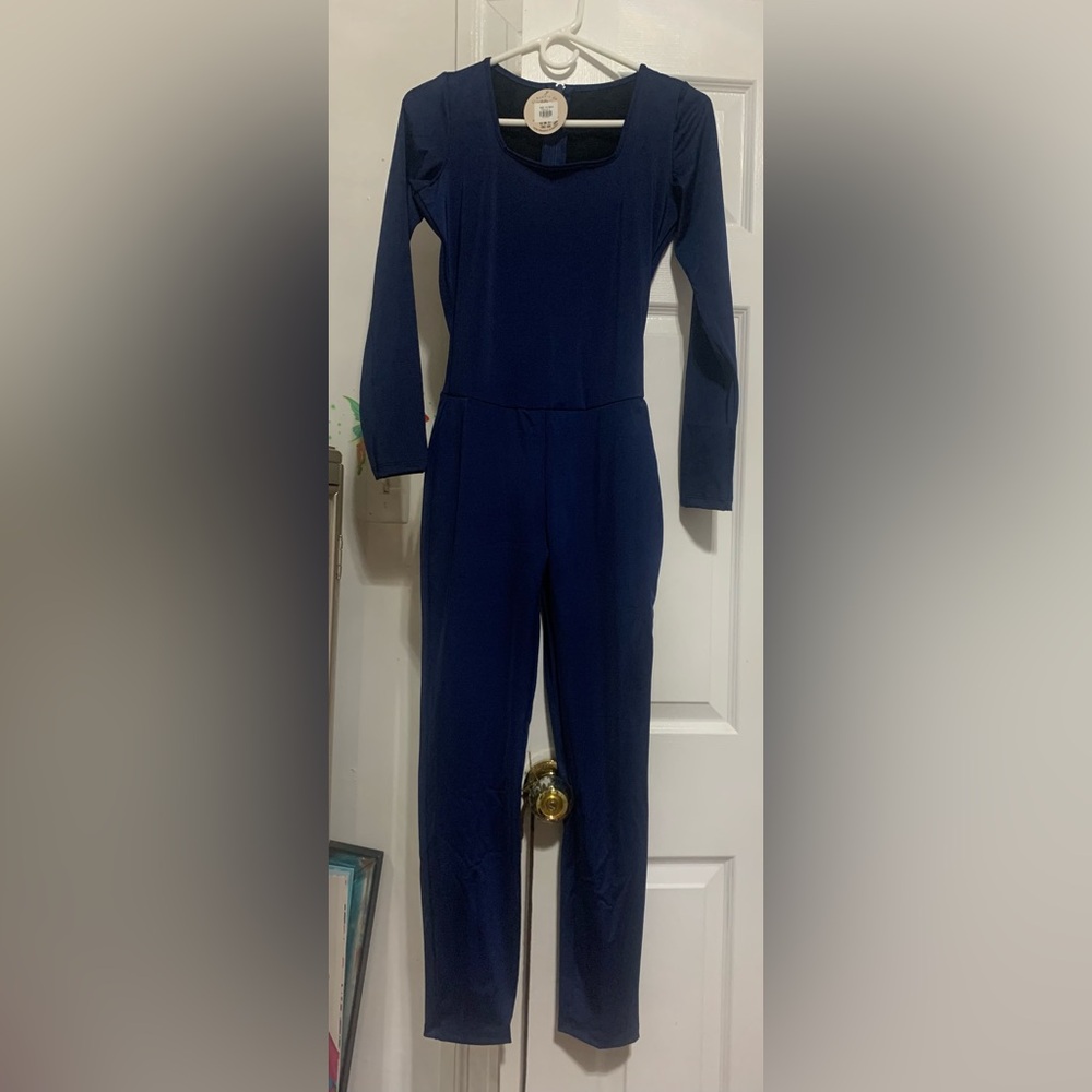 Beautiful jumpsuit with internal shaping panel that slims the figure.